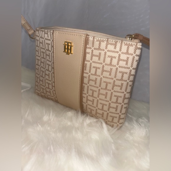 BRAND NEW TOMMY HILFIGER TAN & CREAME MONOGRAMMED WRISTLET/POUCH w/gold hardware - Picture 7 of 11